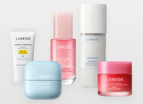 Produktbilde med flere hudpleieprodukter fra Laneige plassert mot lys bakgrunn. Bildet viser en hvit tube merket “Laneige Hydro UV Defense EX SPF 50”, en lyseblå krukke merket “Laneige Water Bank Blue Hyaluronic Cream Moisturizer”, en rosa flaske merket “Laneige Bouncy & Firm Serum”, en hvit flaske merket “Laneige Cream Skin Cerapeptide Toner & Moisturizer” samt en rosa krukke merket “Laneige Lip Sleeping Mask Berry”.