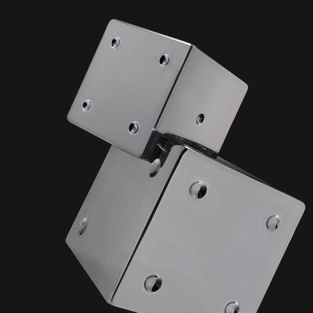 KICKS Club-kampanje med parfymeflaske i metallisk design mot svart bakgrunn.