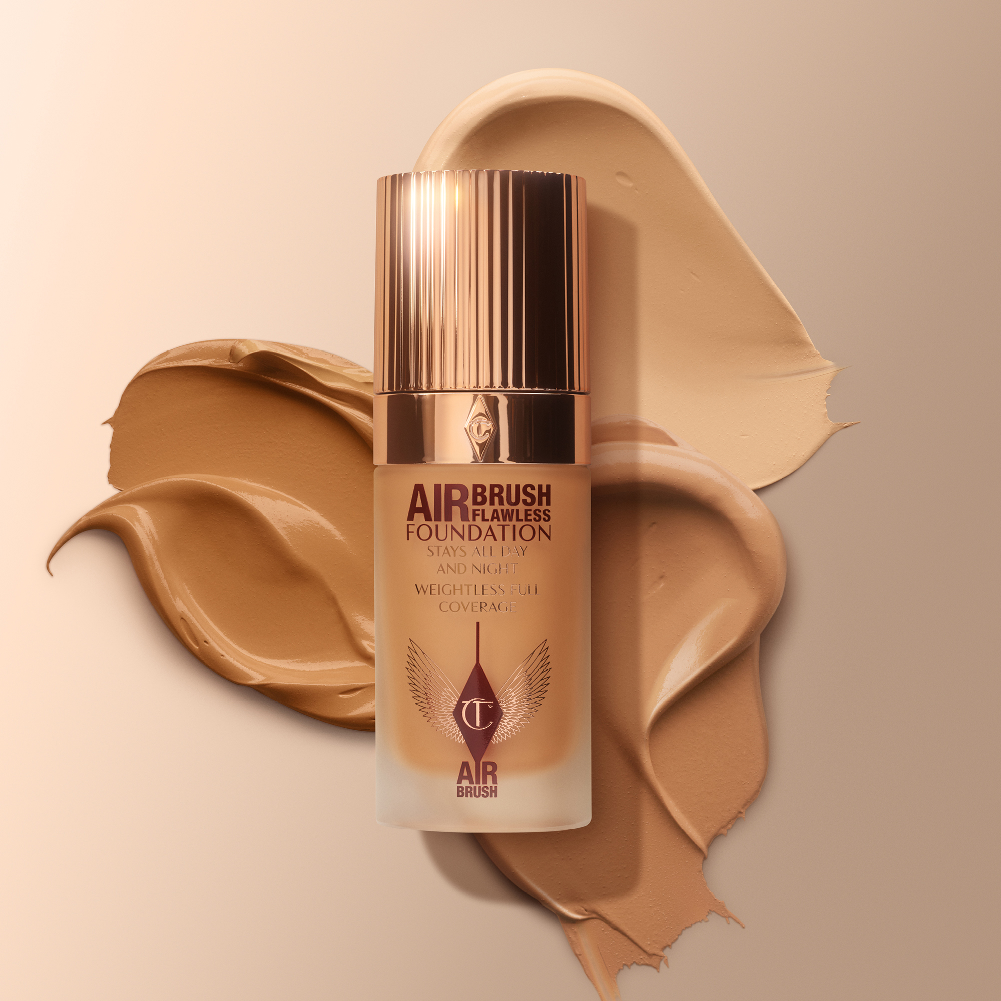 Charlotte Tilbury Airbrush Flawless Foundation -pullo, ympäröitynä meikkivoidesävyillä.