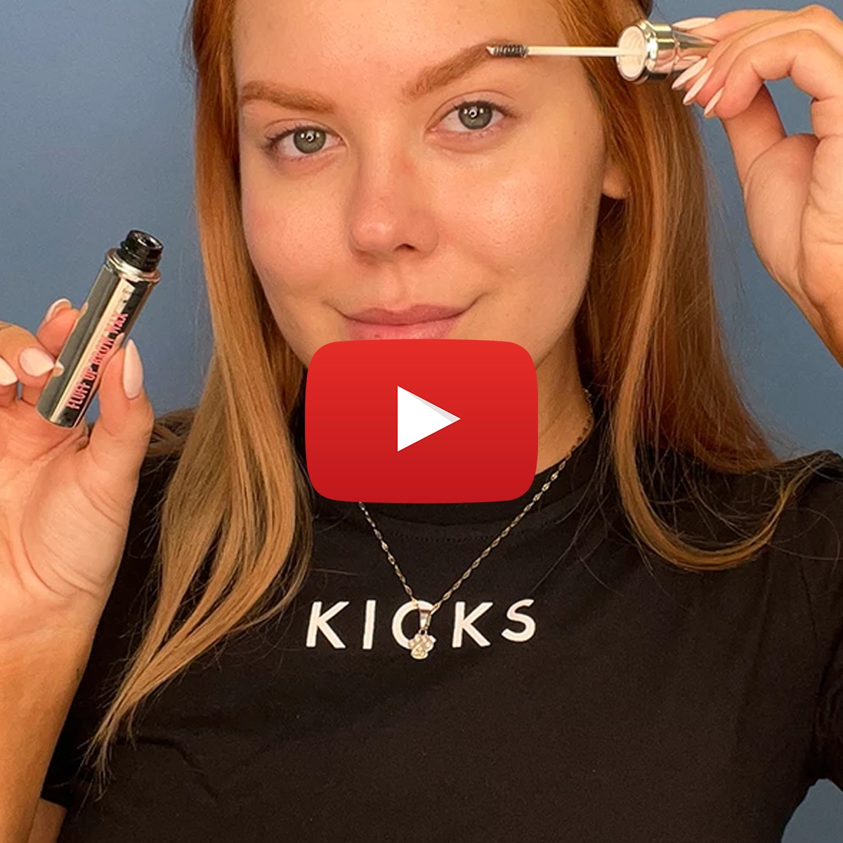 Person med rött hår applicerar produkt på sina ögonbryn med ena handen i den andra håller hon en applikator. En youtube playsymbol i mitten av bilden. 