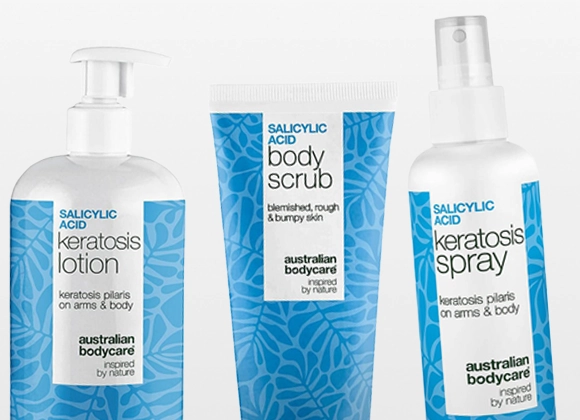 Tre hudpleieprodukter med salisylsyre fra Australian Bodycare: Keratosis Lotion med pumpe, Body Scrub i tube og Keratosis Spray, med teksten “salicylic acid”, “keratosis lotion”, “body scrub” og “keratosis spray” samt “keratosis pilaris on arms & body” og “blemished, rough & bumpy skin”.