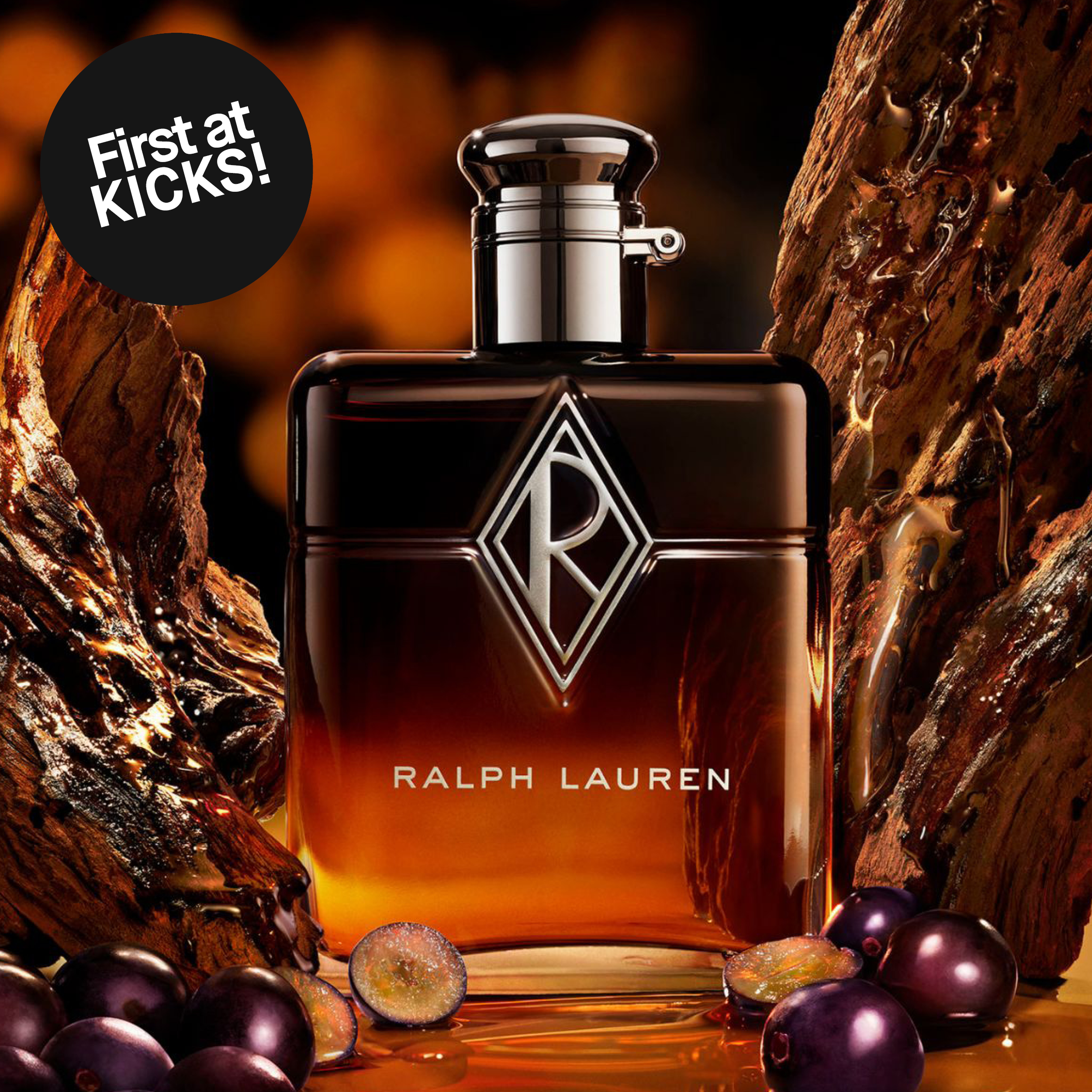Ralph Lauren parfymflaska med Ralph Lauren-logotyp och monogram på en mörk bärnstensfärgad flaska. En svart cirkel med texten ”First at KICKS!” visas bredvid flaskan, som omges av trädetaljer och mörka bärliknande frukter.