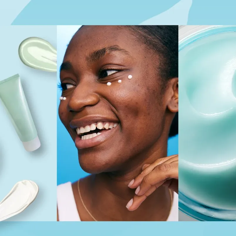 En samling av hudvårdsprodukter inklusive en tub med grön kräm, en burk med vit kräm, en klick vit kräm med exfolierande partiklar, en klick ljusgrön gel och en klick vit kräm. En person håller handen vid ansiktet och en burk med ljusblå kräm syns till höger.
