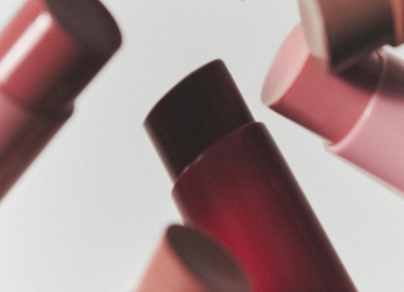 En närbild av flera läppstift i olika nyanser.