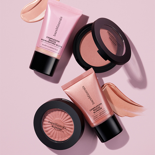 bareMinerals poskipunatuotteita ja voidemaisia blush-sävyjä pehmeissä rosa ja persikan sävyissä.