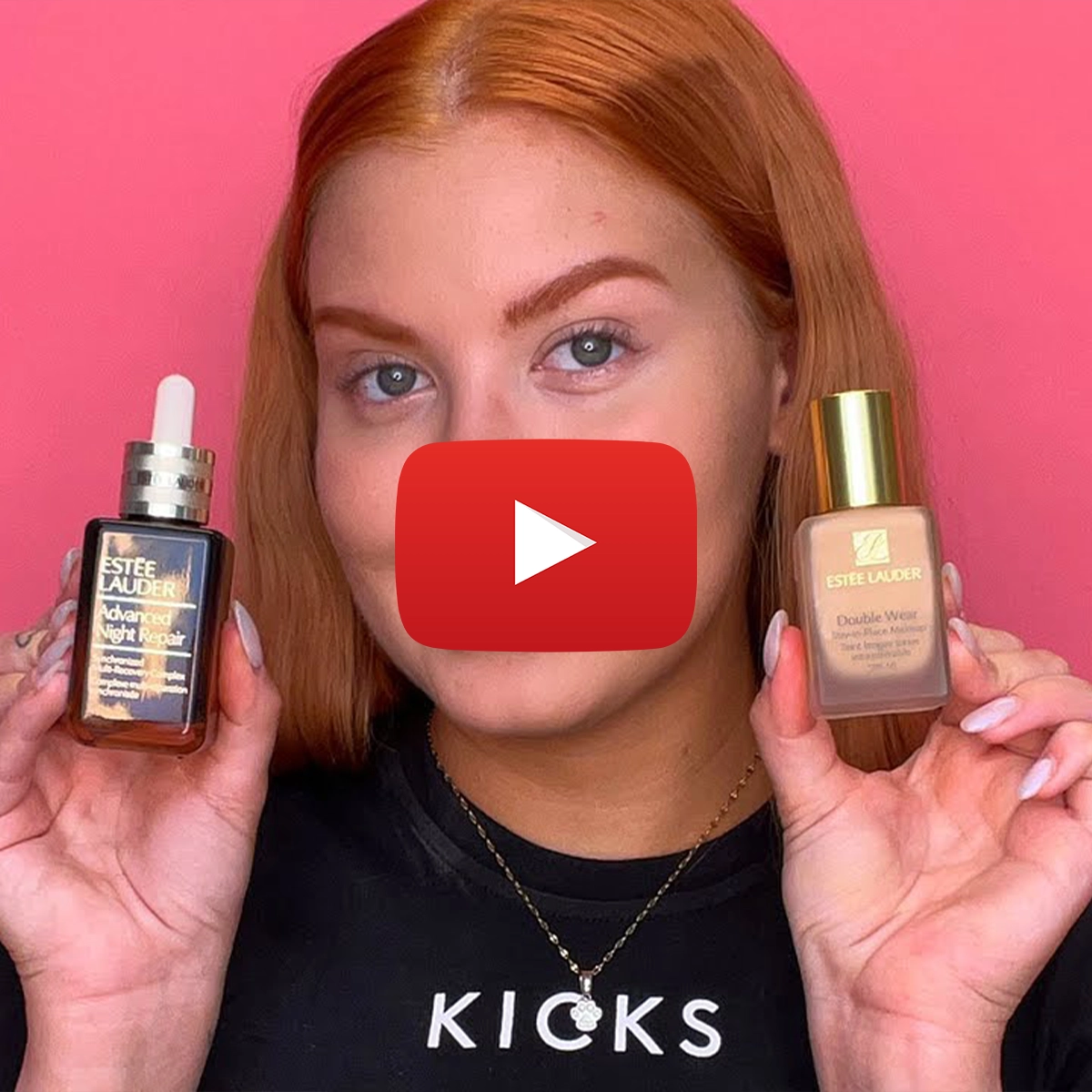 En person med rødt hår holder opp to Estée Lauder-produkter, Advanced Night Repair og Double Wear foundation, foran en rosa bakgrunn.
