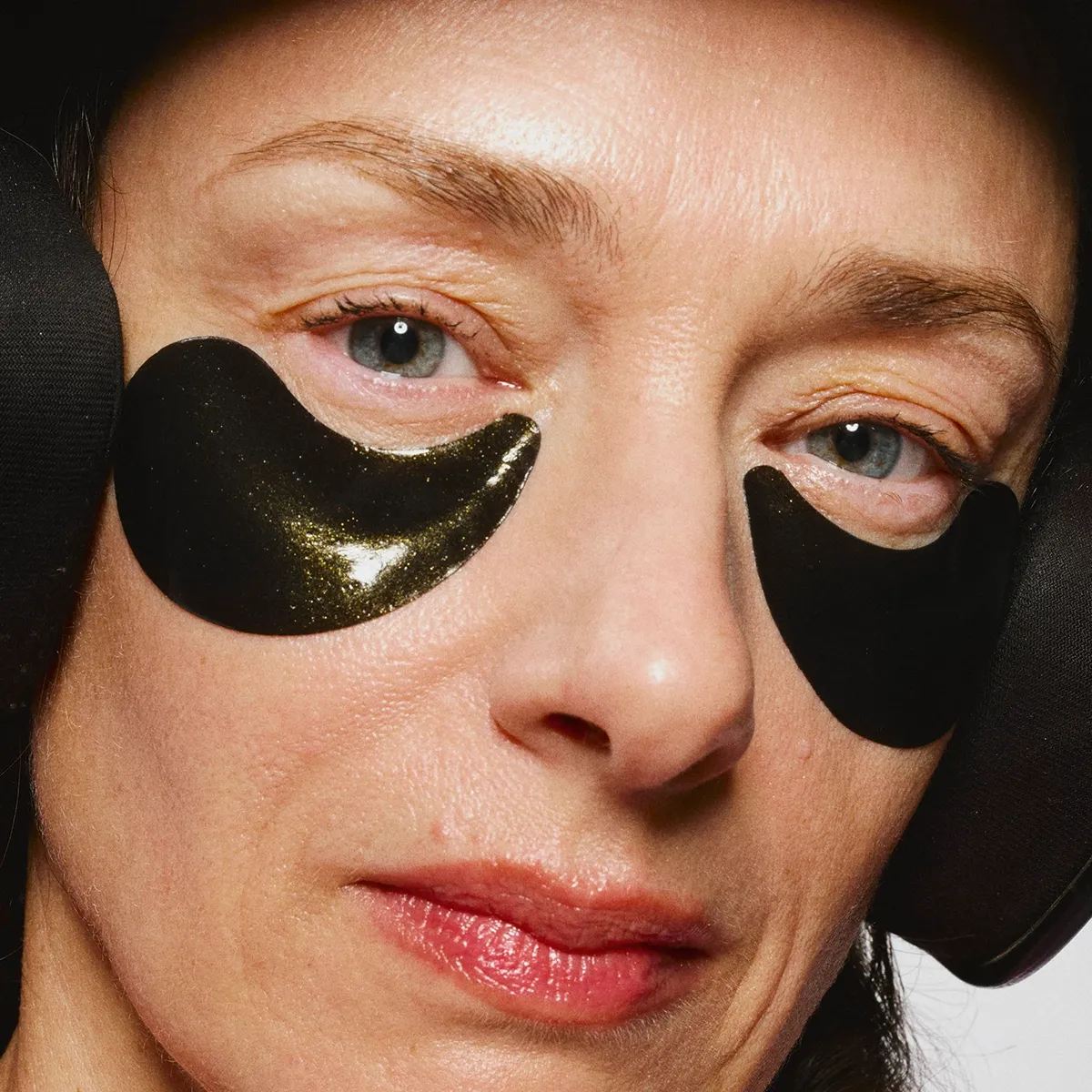 Nærbilde av en person med svarte øyemasker og hørselsvern.