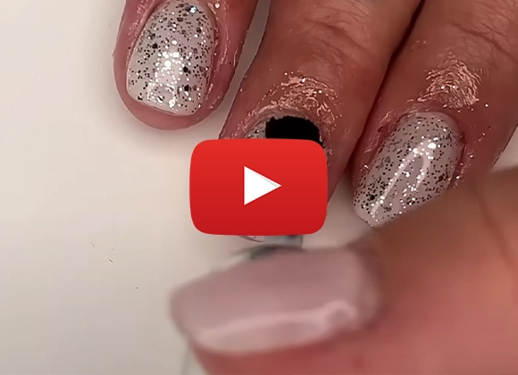 Glittriga, silvriga naglar som målas mot ett vitt underlag. på finska och norksa