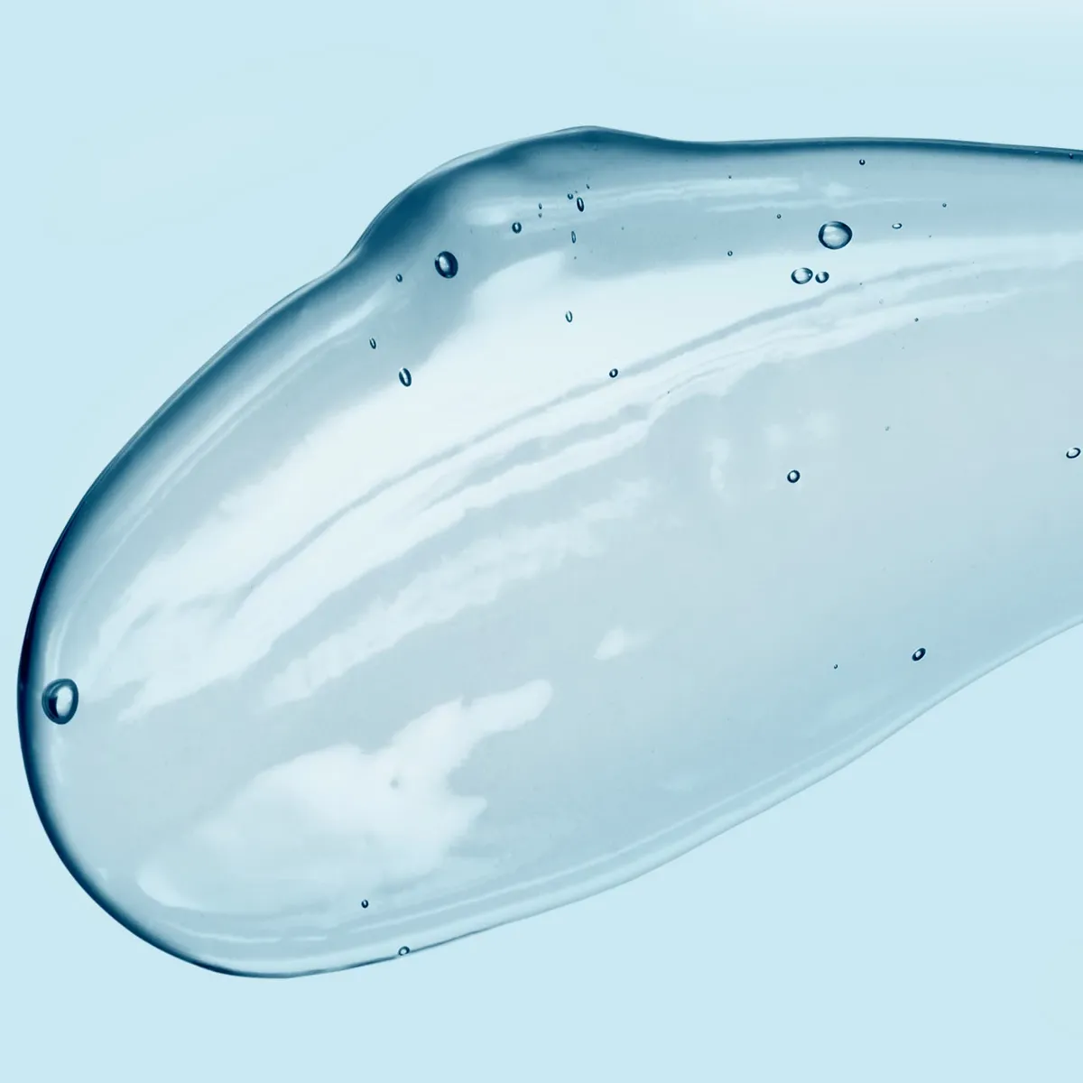 Et serum på en lyseblå bakgrunn.