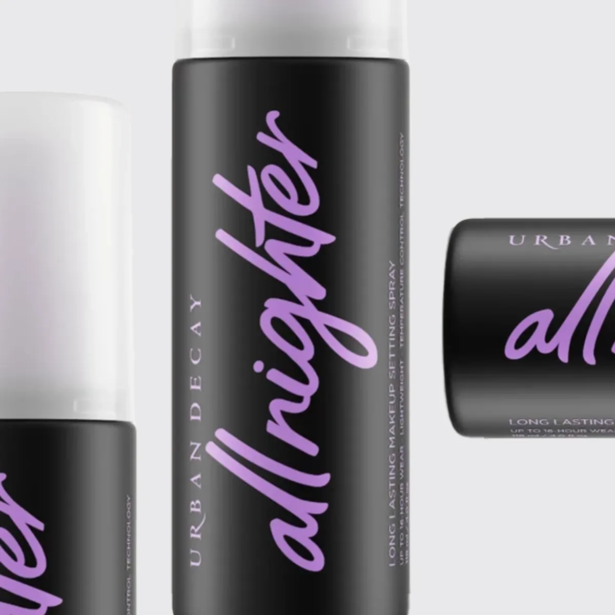 Tre All Nighter fra Urban Decay plassert ved siden av hverandre mot en grå bakgrunn.