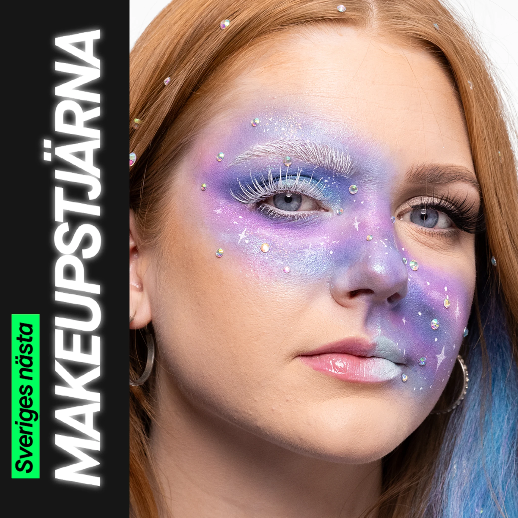 En person med galaxinspirerad makeup i lila, blå och silvertoner med vita fransar, små glittrande stenar och stjärnliknande detaljer över ansiktet och i håret.