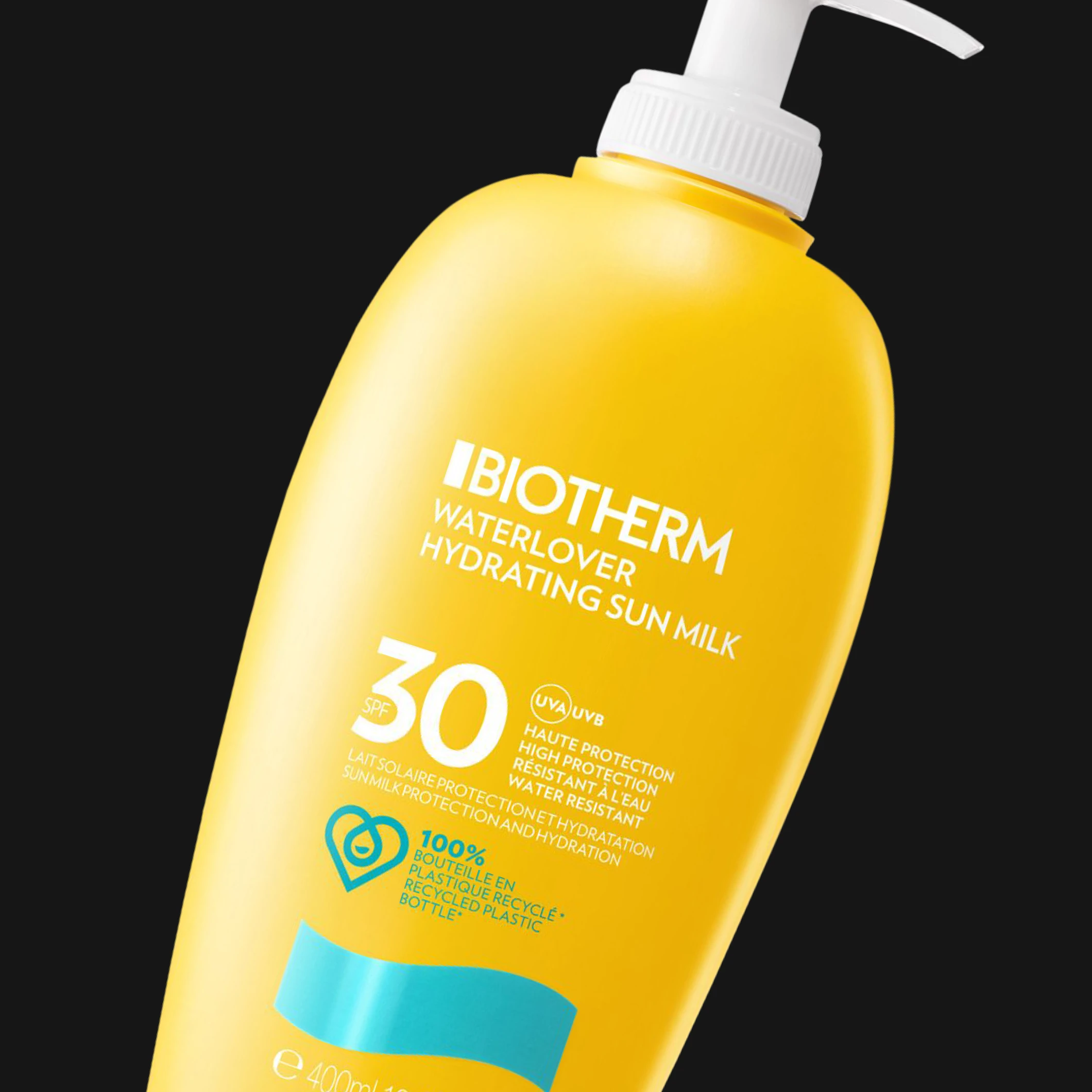 Biotherm Waterlover Hydrating Sun Milk SPF 30 i en gul pumpeflaske mot svart bakgrunn. Emballasjen viser teksten «BIOTHERM», «WATERLOVER HYDRATING SUN MILK», «SPF 30», «UVA UVB», «High Protection», «Water Resistant», «Sunmilk Protection and Hydration», «100% Recycled Plastic Bottle» og «400 ml».