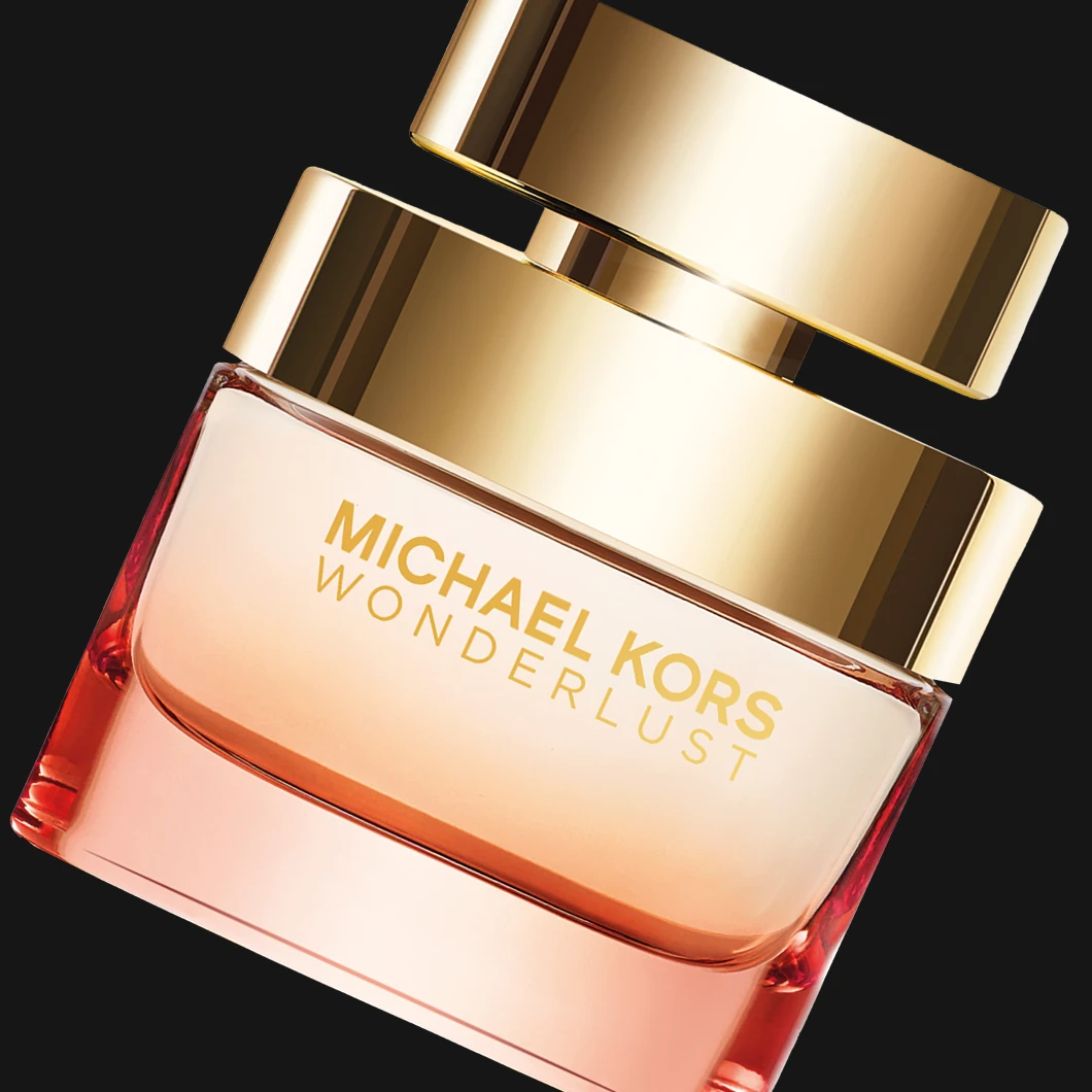 Michael Kors Wonderlust parfym i en glasflaska med guldfärgad kork mot svart bakgrund. På flaskan syns texten "MICHAEL KORS WONDERLUST".