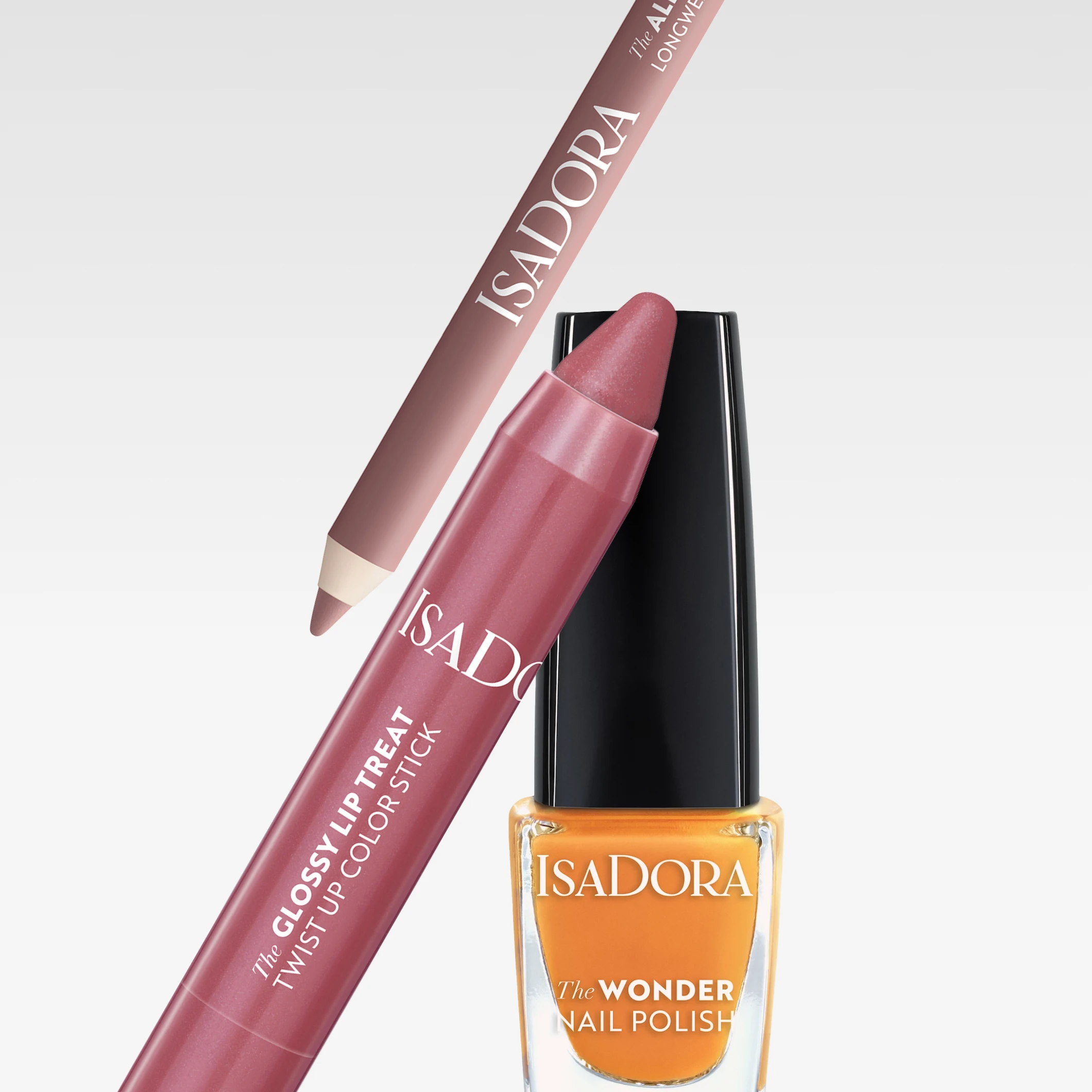Sminkprodukter från IsaDora: läpprodukten “The Glossy Lip Treat Twist Up Color Stick”, en läppenna “The All-in-One Lipliner” och nagellacket “The Wonder Nail Polish”. Varumärket “ISADORA” syns tydligt på alla förpackningar.