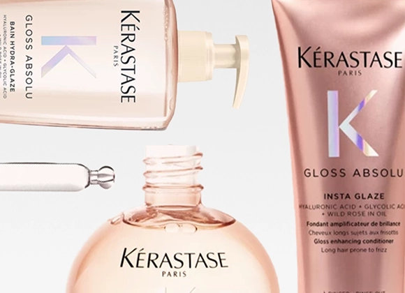 I dette bildet er det fire Kérastase Paris hårpleieprodukter fra Gloss Absolu-serien. Øverst til venstre er Bain Hydra-Glaze sjampo i pumpeflaske, øverst til høyre Insta Glaze balsam i tube, nederst i midten Glaze Drops glansdråper i rund flaske, og i midten til venstre pipette.