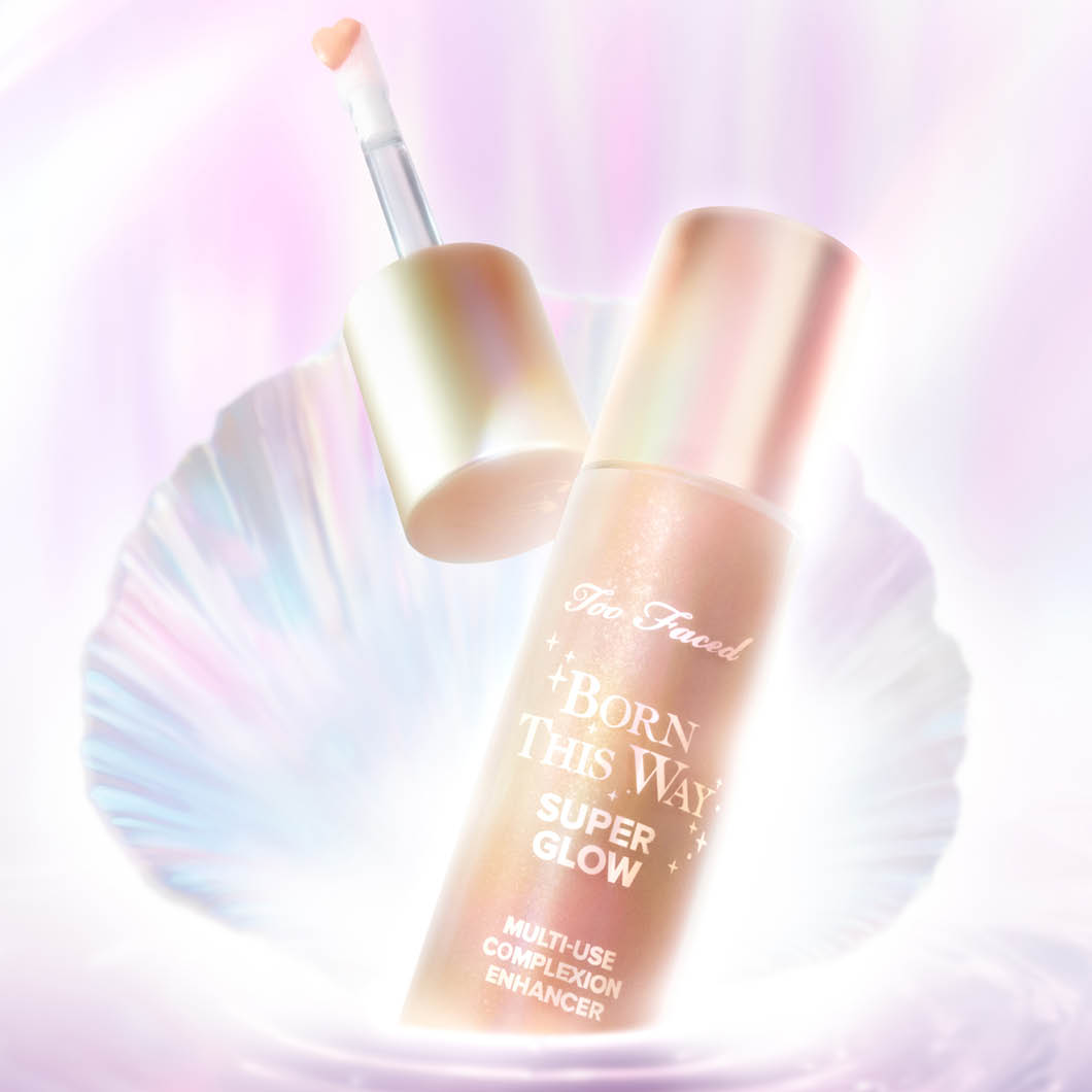 Too Faced Born This Way Super Glow-sminkprodukt mot skimrande bakgrund.