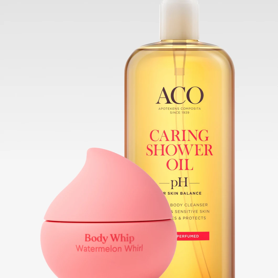 ACO Caring Shower Oil och Body Whip Watermelon Whirl står bredvid varandra mot ljus bakgrund i ett kroppsvårdsfokuserat produktarrangemang.