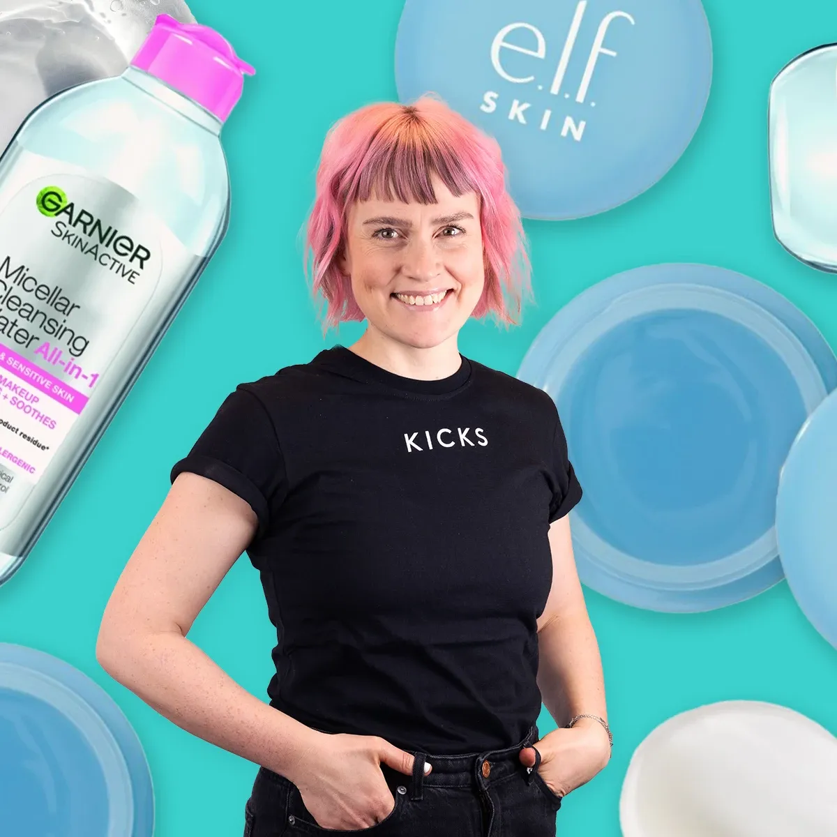 En person med rosa hår og en svart t-skjorte med teksten "KICKS" står foran en bakgrunn med produkter fra Garnier og e.l.f. Skin.
