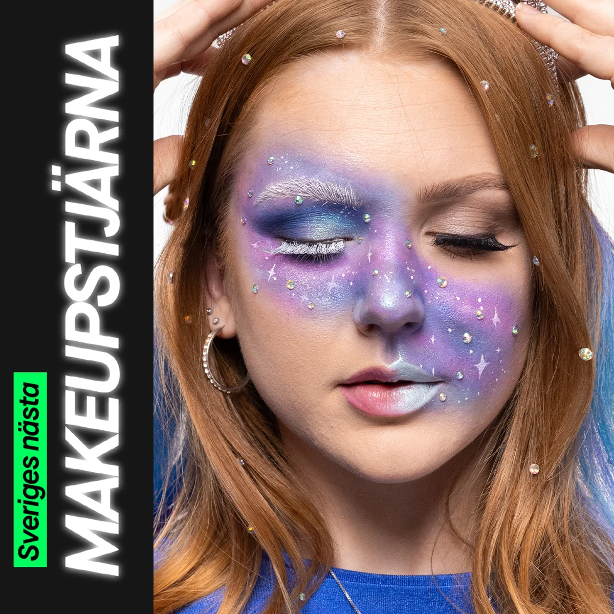 Närbild på galaxinspirerad makeup i lila, blå och silver med vita fransar, glittrande stenar och målade stjärnformationer, medan en ögonlockssida är öppnad och den andra stängd för att visa effekten.