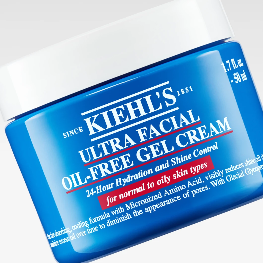 Kiehl's Ultra Facial Oil-Free Gel Cream ansiktskräm i blå burk med vitt lock. Texten "KIEHL'S", "ULTRA FACIAL OIL-FREE GEL CREAM", "24-Hour Hydration and Shine Control", "for normal to oily skin types" och "1.7 fl. oz. – 50 ml" syns på förpackningen.