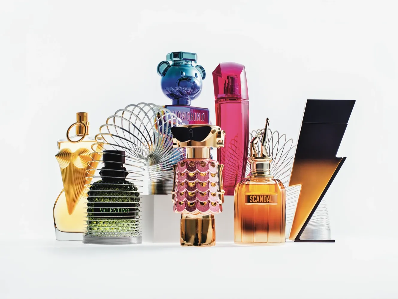 Färgglada parfymer i olika roliga flaskor står uppradade.