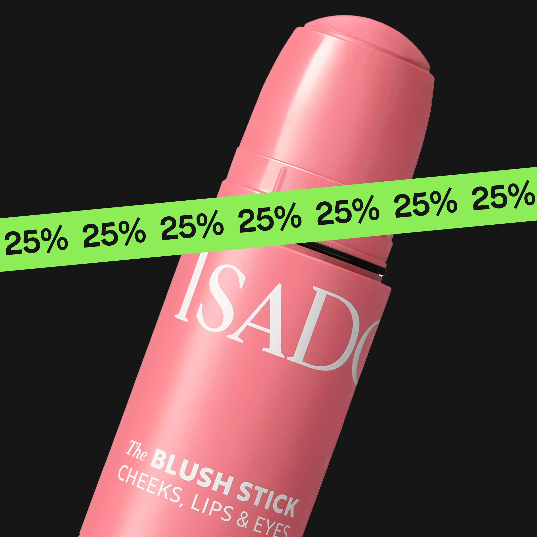 IsaDora The Blush Stick vaaleanpunaisena mustaa taustaa vasten, tuotteessa teksti "ISADORA" ja "The BLUSH STICK CHEEKS, LIPS & EYES", päällä vihreä nauha tekstillä "25%".