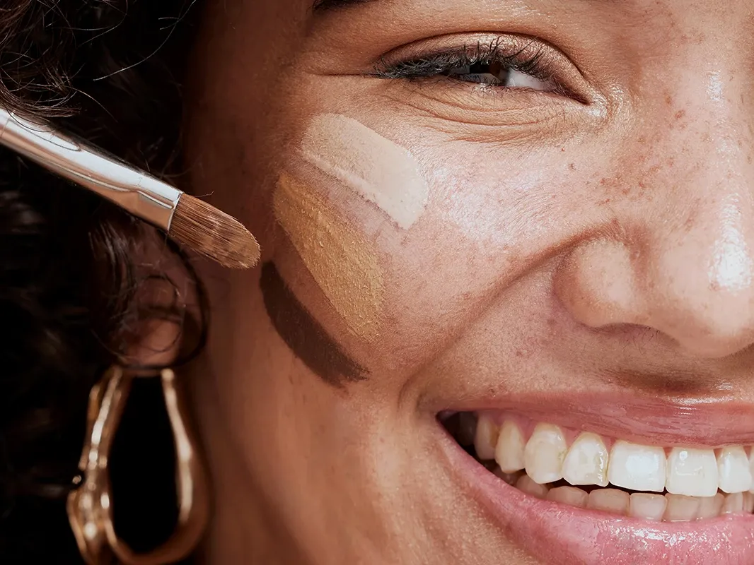 Svenska En person med lockigt hår och glasögon.  Norska En person med krøllete hår og briller.