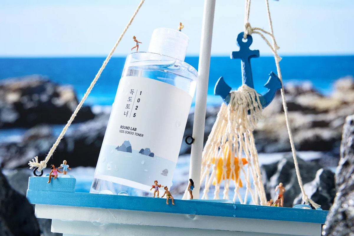 Round Lab 1025 Dokdo Toner tonerflaske på båt i havmiljø.