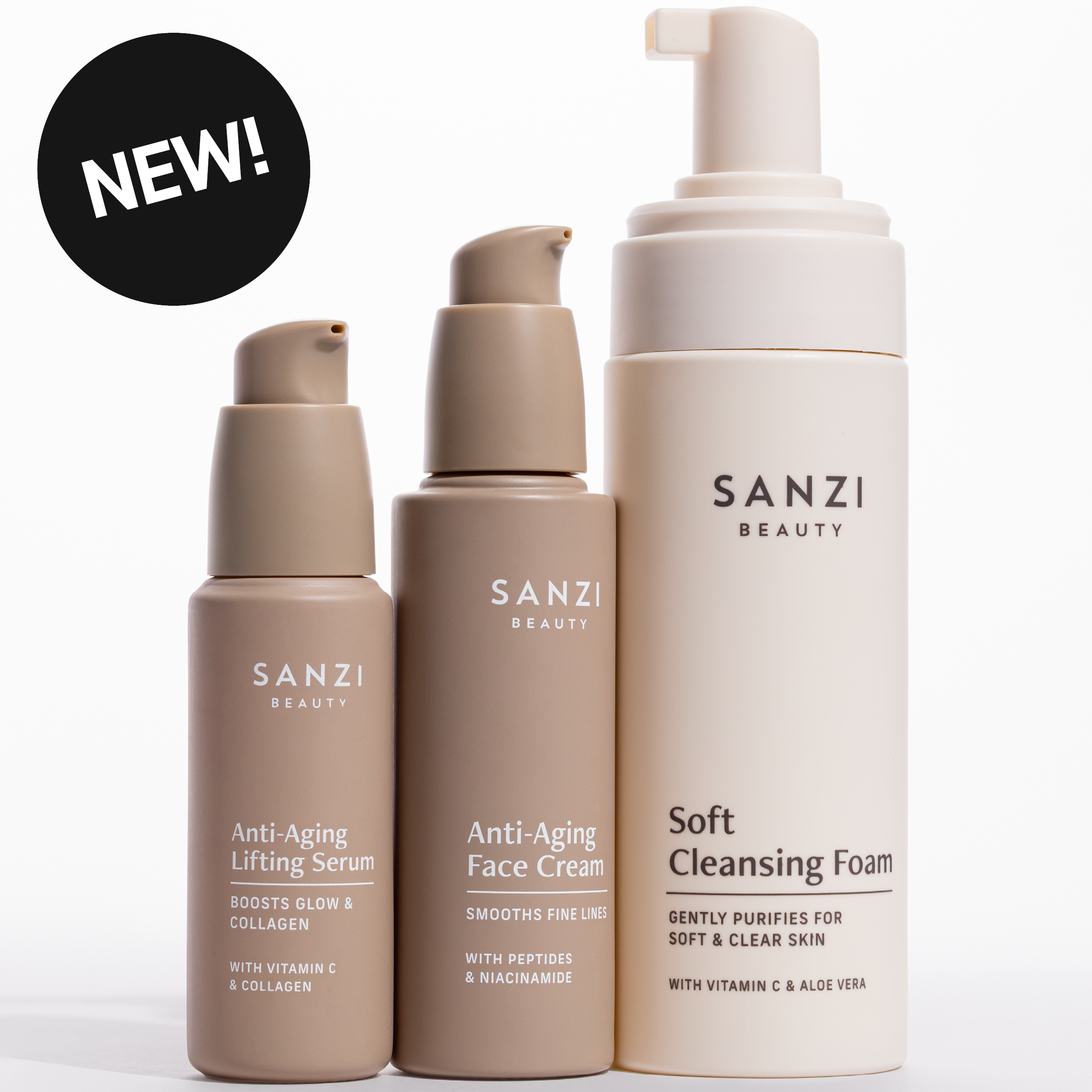 Sanzi Beauty-hudpleieprodukter mot lys bakgrunn, inkludert rensefoam, ansiktskrem og serum. Bildet inneholder teksten «NEW!».