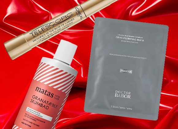 Kolme kauneustuotetta kiiltävän punaisella taustalla: kultainen ripsiväri L’Oréal Parisilta, harmaa kasvonaamio Doctor Baborilta ja punainen granaattiomenavaahtokylpy Matasilta. Edullisia joululahjavinkkejä kauneuden ja ihonhoidon ystäville.