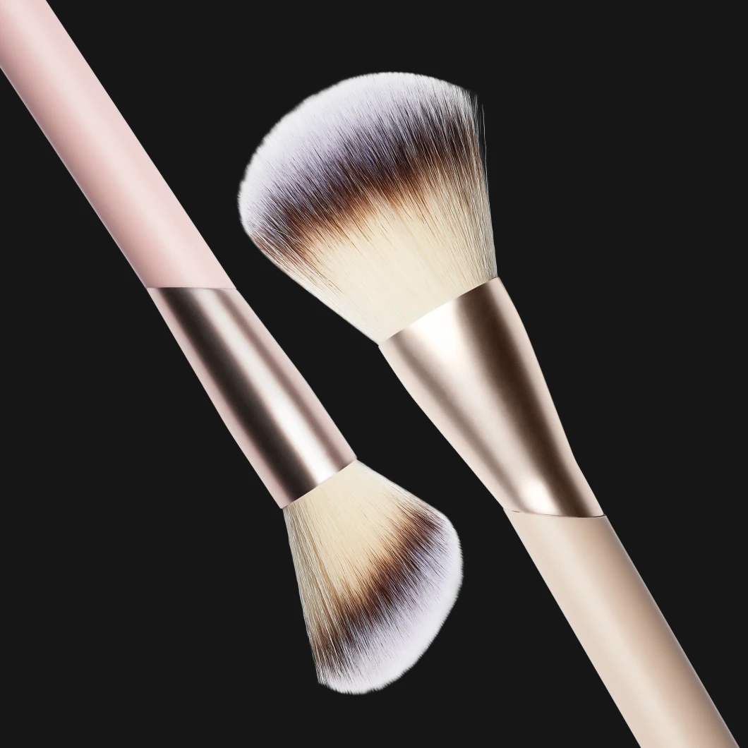 To sminkekoster med lyse børstehår og metallfargede hylser mot svart bakgrunn, plassert diagonalt.