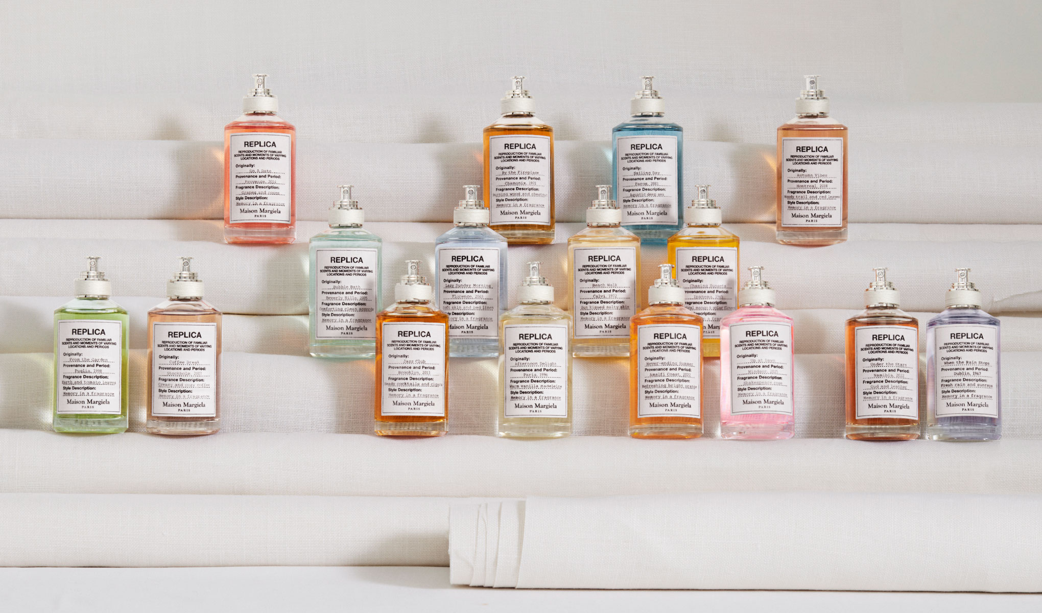 Maison Margiela Replica parfymflaskor arrangerade på en vit bakgrund.
