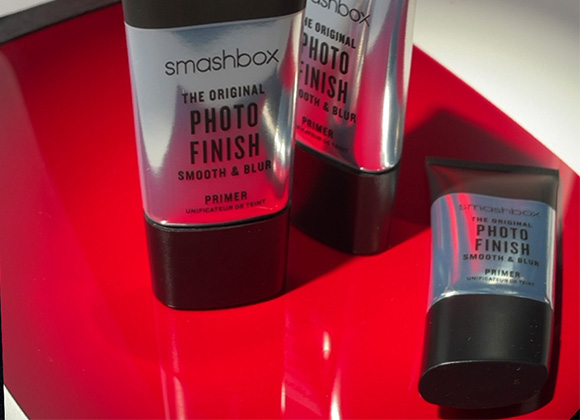 Primere fra Smashbox på rød bakgrunn.