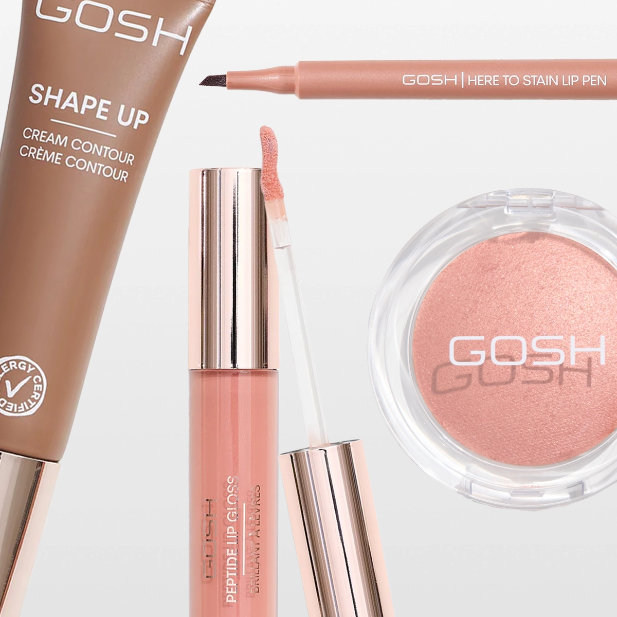Närbild på sminkprodukter från GOSH: Shape Up Cream Contour Crème Contour med Allergy Certified-symbol, Here To Stain Lip Pen, Peptide Lip Gloss Brilliant Lip Glaze med applikator samt ett runt puderrouge med GOSH-logotyp. Produkterna visas i nude- och rosatoner mot ljus bakgrund.
