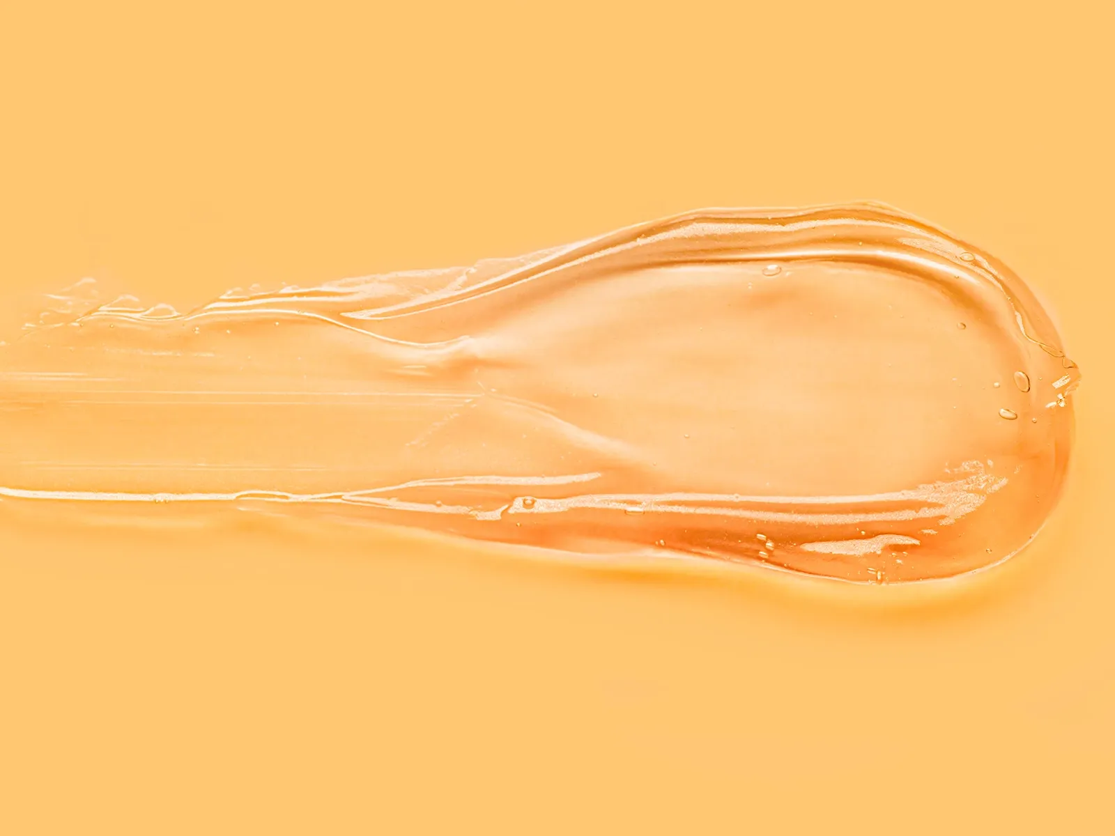 Et serum spredt utover en hvit bakgrunn.