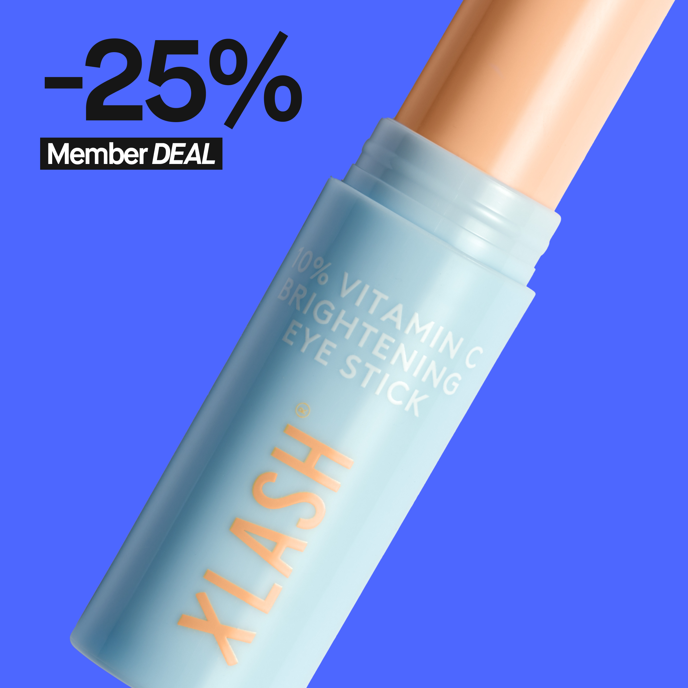 Kuva XLASH 10% Vitamin C Brightening Eye Stick -silmänympärysvoiteesta. Vaaleansininen puikko, jossa on oranssia tekstiä. Vasemmassa yläkulmassa lukee "-25% Member DEAL" sinisellä taustalla.
