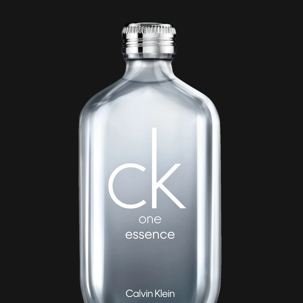 Calvin Klein ck one essence -pullo mustaa taustaa vasten, metallikorkilla ja valkoisella logolla.