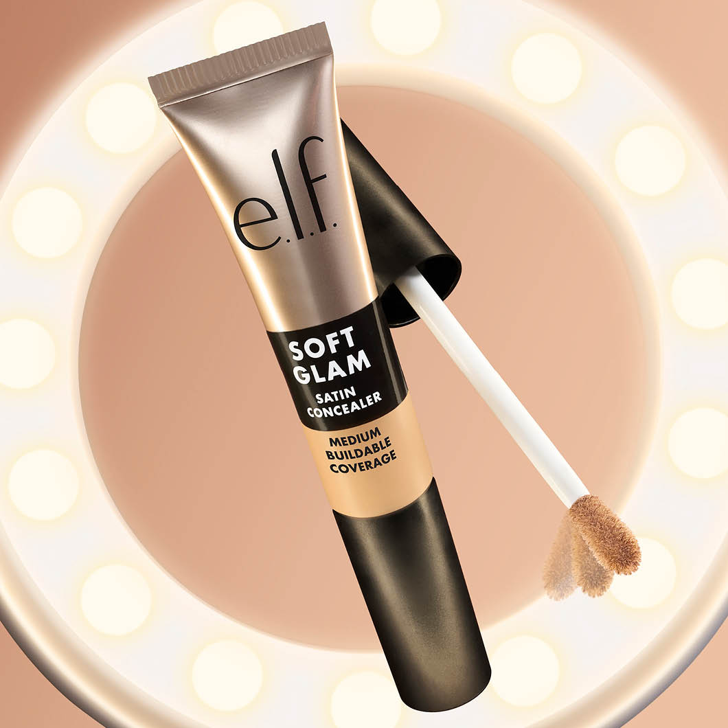 e.l.f. Soft Glam Satin Concealer-sminkprodukt mot ljus, skimrande bakgrund.