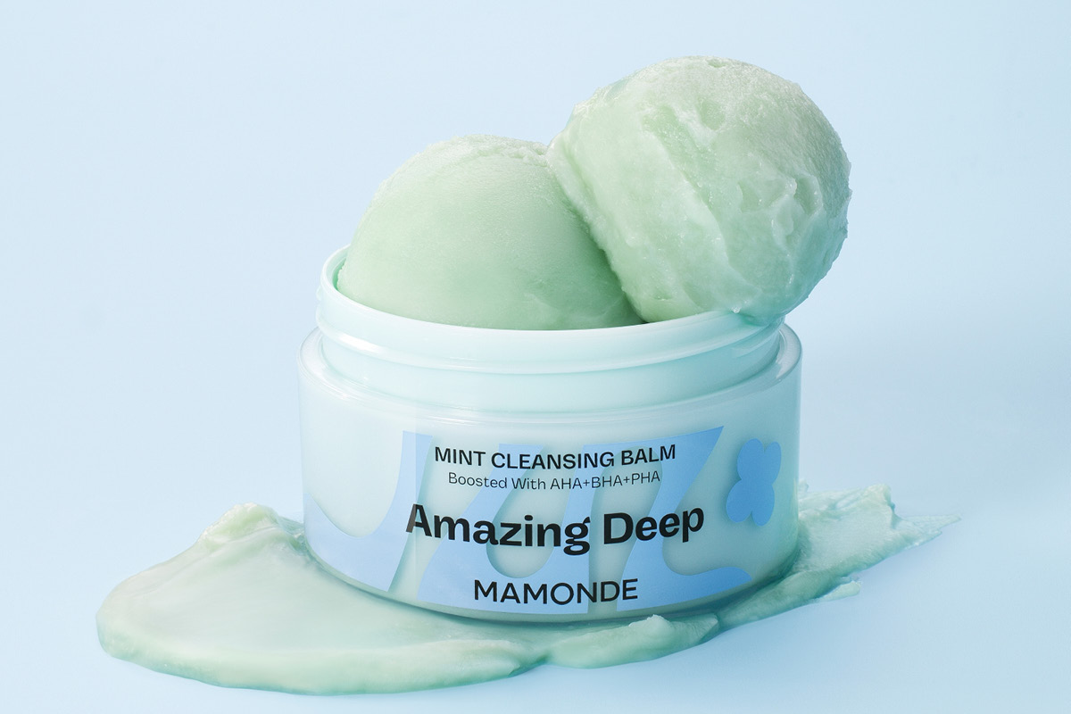 Krukkemed rensebalm fra Mamonde med to mintgrønne kuler og utsmurt produkt rundt.