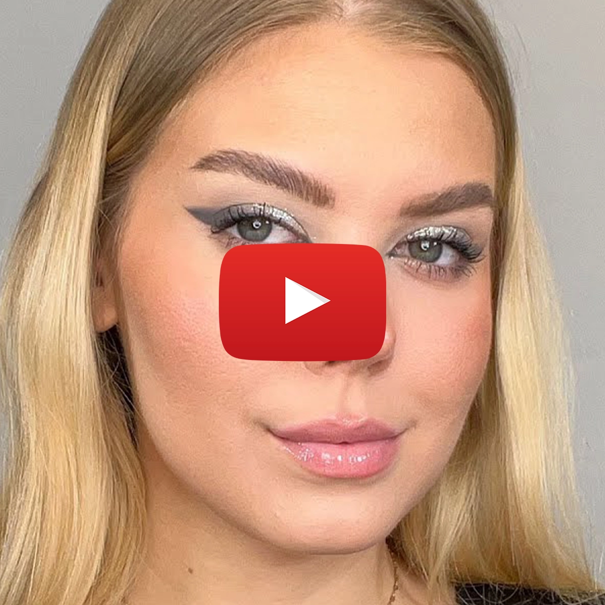 Kvinne med skimrende sølvsminke og eyeliner.
