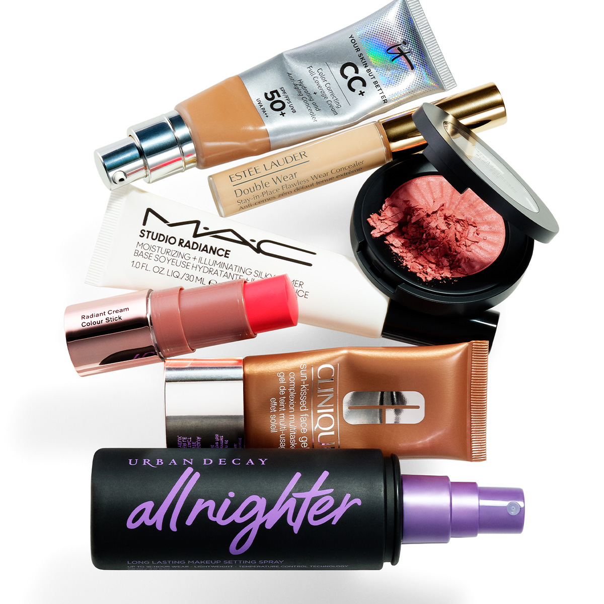 En samling av forskjellige sminkeprodukter inkludert foundation, concealer, rouge, ansiktsgel, fargestift og setting spray. Produktene er fra merker som MAC, Estee Lauder, Clinique og Urban Decay.