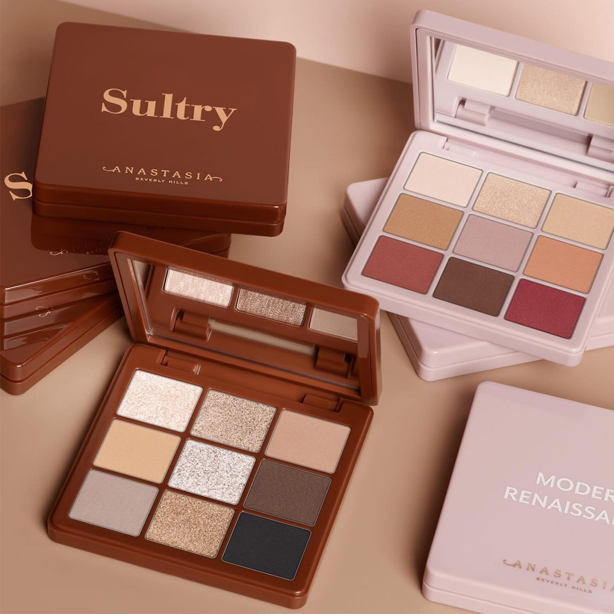 Ögonskuggspaletter från märket Anastasia Beverly Hills. Bakgrunden är beige och skapar en elegant och stilren känsla.