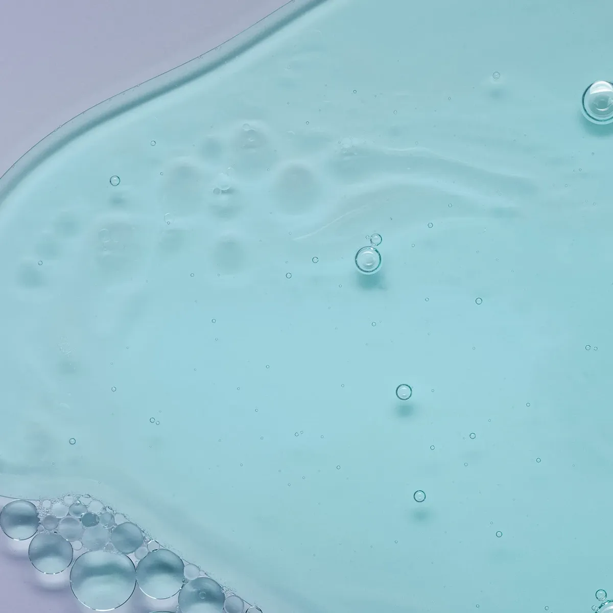 En närbild av en ljusblå gel med små bubblor.