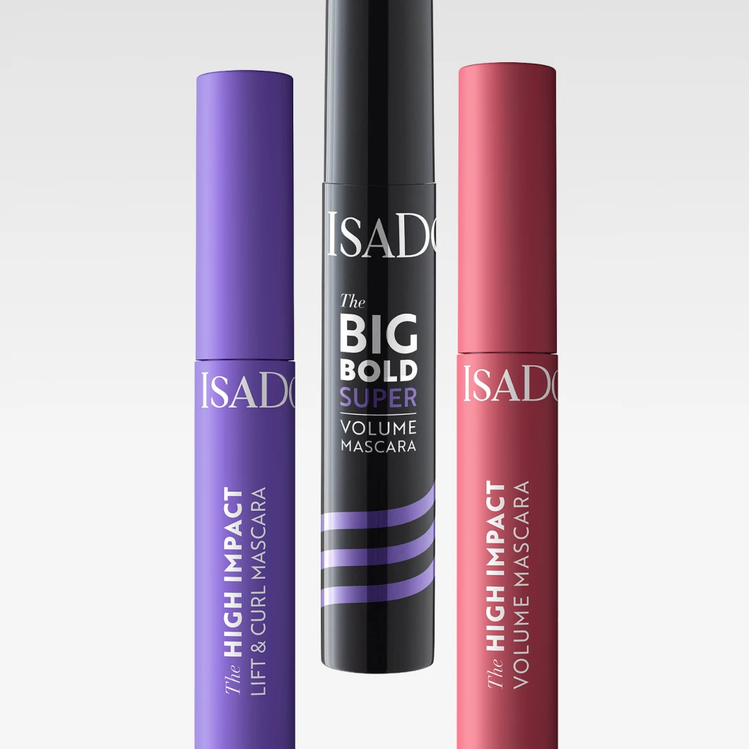 IsaDora-ripsivärit – kolme putkiloa violettina, mustana ja punaisena, esittäen High Impact Lift & Curl Mascara, Big Bold Super Volume Mascara ja High Impact Volume Mascara vaalealla taustalla.