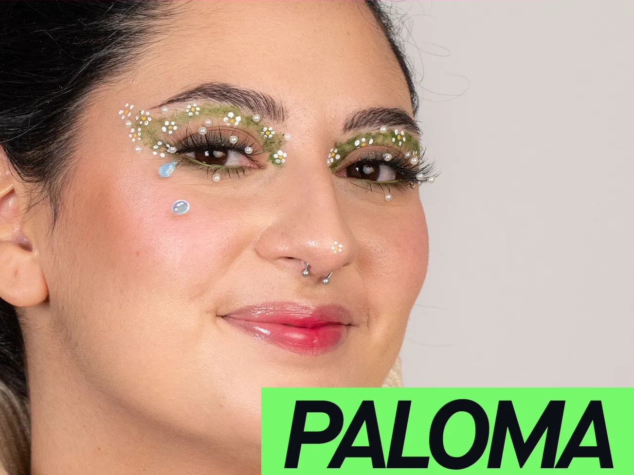 Paloma, vinnare av tävlingen ”Sveriges nästa makeupstjärna” poserar med fantasifull ögonmakeup.