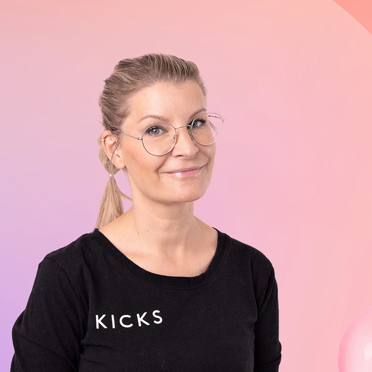 Makeupartist Åsa mot rosa tonet bakgrunn og eit par hudpleieprodukt i collageform.