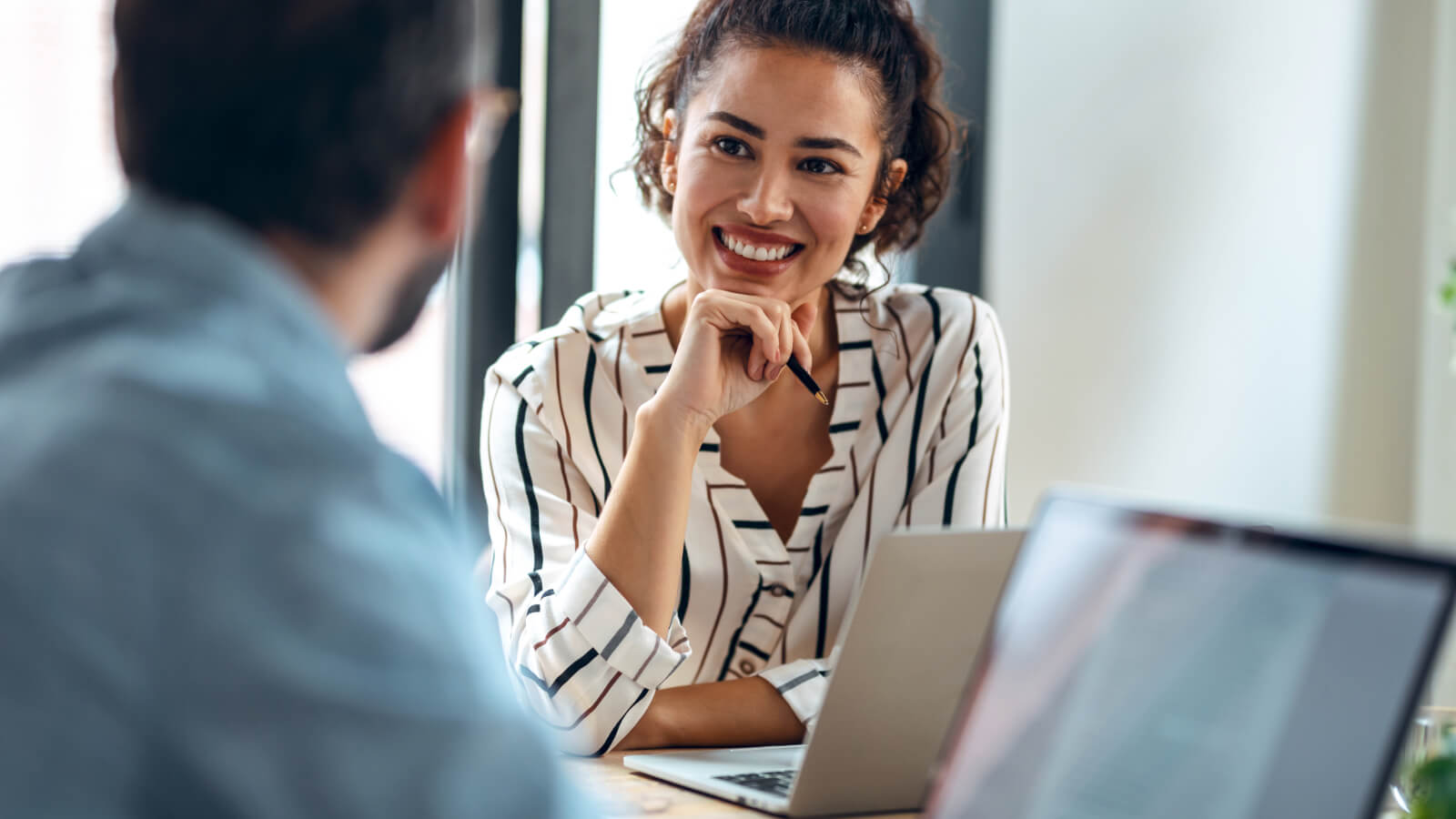 professional-laptop-meeting-article-image