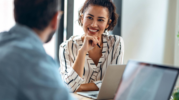 professional-laptop-meeting-article-image