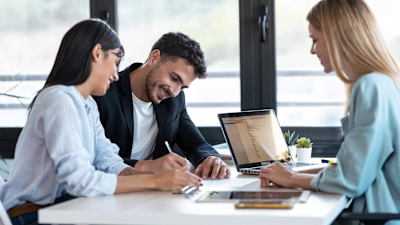 estate-agent-signing-contract-article-image